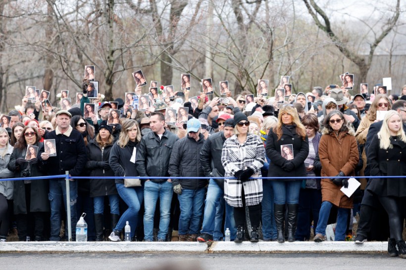 Lisa Marie Presley's Memorial Service in Graceland Gathered by Over a Thousand Mourners, Including Stars  