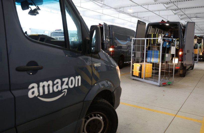Florida: Viral Video Shows Amazon Driver Robbed at Gunpoint  