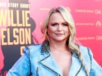 Miranda Lambert Pauses Concert, Scolds Fans Taking Selfies  