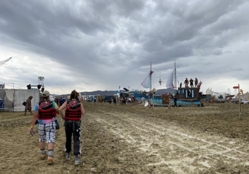 Nevada: Nevada: 'Burning Man' Flooding Leaves 1 Dead and 70,000 Stranded, Chris Rock and Diplo Rescued After 6-Mile Travel  