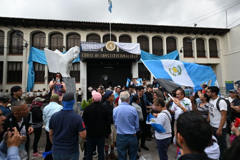 Guatemala Electoral Tribunal Justices Shoved and Wrestled With Police as Prosecutors Tried To Seize Vote Tallies