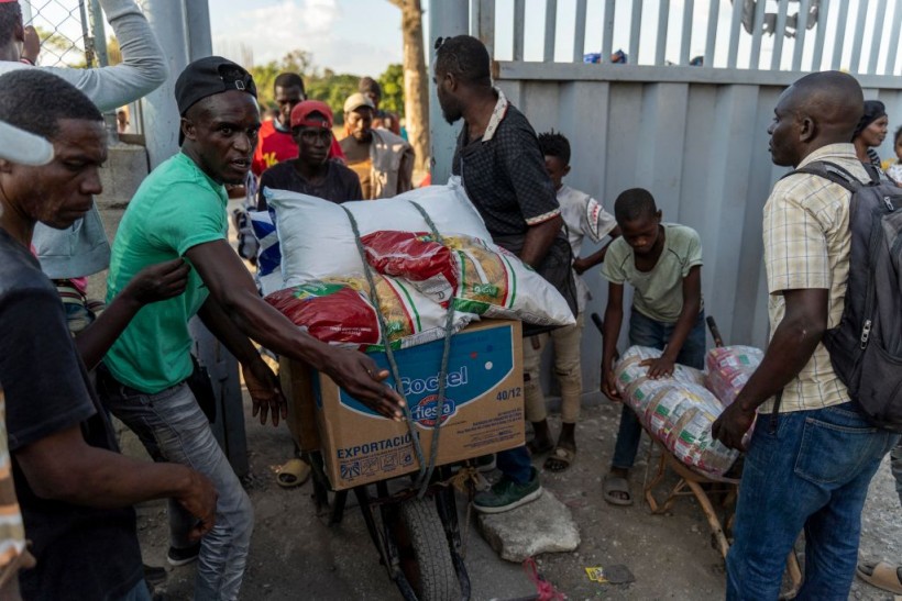 Dominican Republic Temporarily Opens Border for Goods, Not Haitians