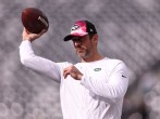 Aaron Rodgers Injury Update: Jets Star QB Seen Throwing Ball, Walking on Field Without Crutches  