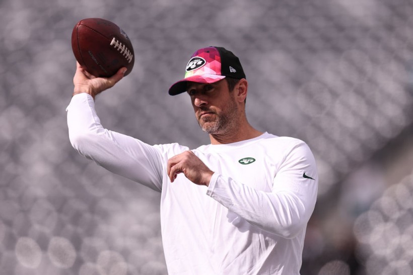 Aaron Rodgers Injury Update: Jets Star QB Seen Throwing Ball, Walking on Field Without Crutches  