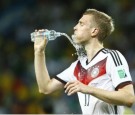  Germany's Mertesacker happy being water boy if it helps 