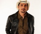 Brad-Paisley-poses-in-the-Wonderwall.com-Portrait-Studio.jpg 