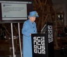 queen elizabeth tweeting