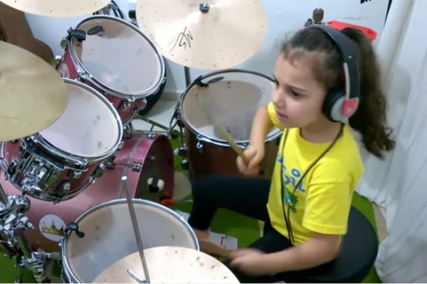 6-year-old Brazilian Drummer Becomes 